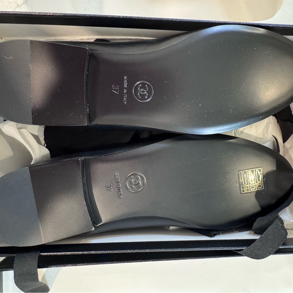 CHANEL Black Leather Flats with Bow - Picture 2 of 3